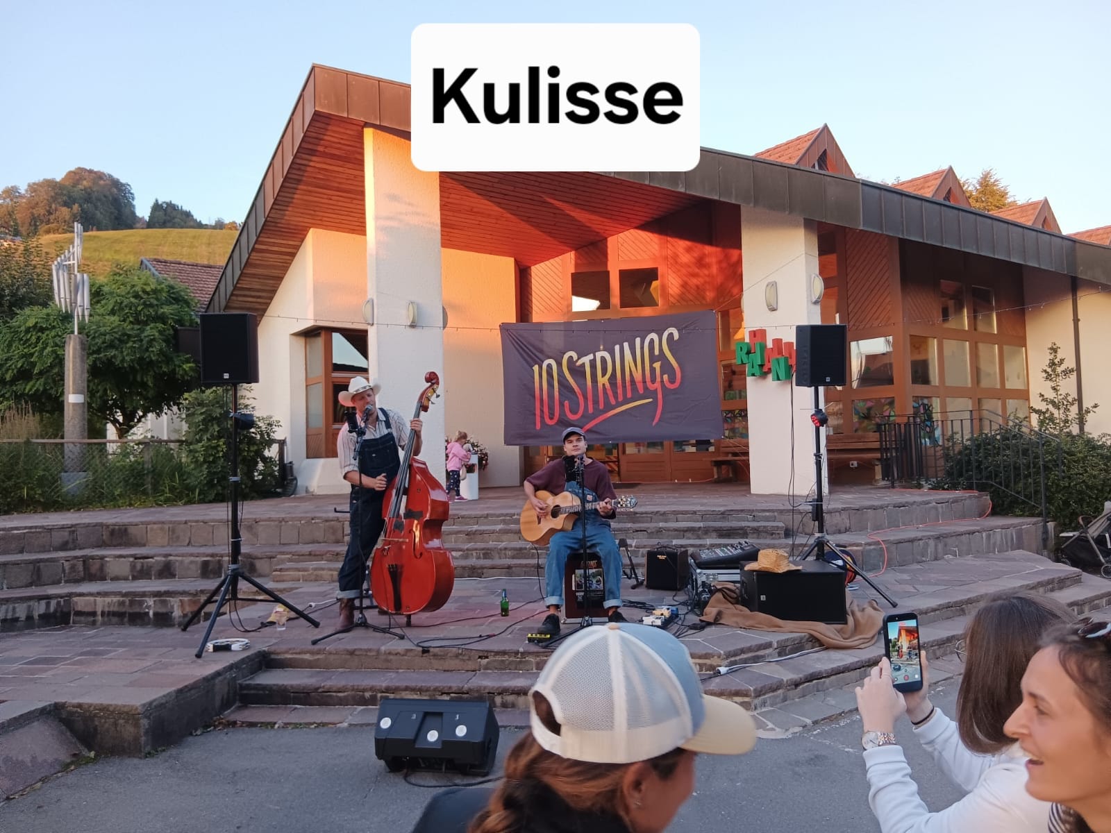 10 Strings Fest – Kontrabass und Gitarre bei Sonnenuntergang
