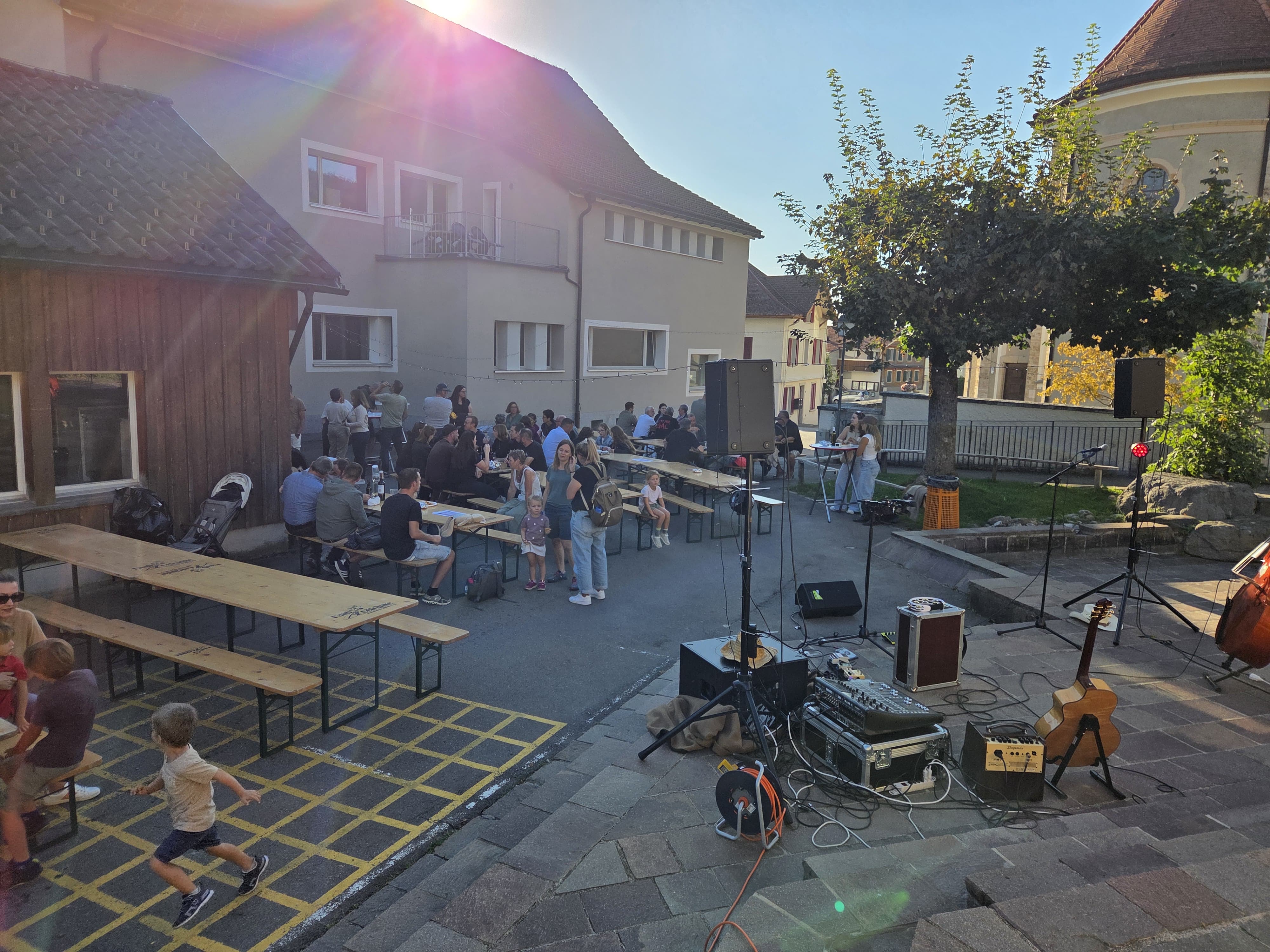 10 Strings Fest – Festplatz mit Publikum und Bühnenaufbau